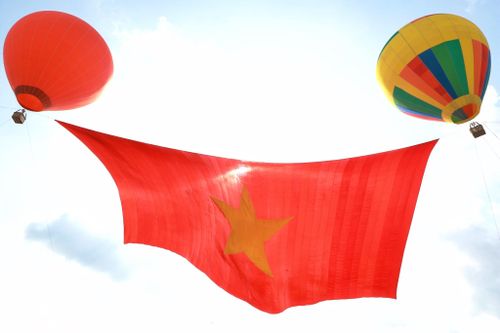 Khinh khí cầu rực rỡ trên bầu trời các miền dịp Quốc khánh