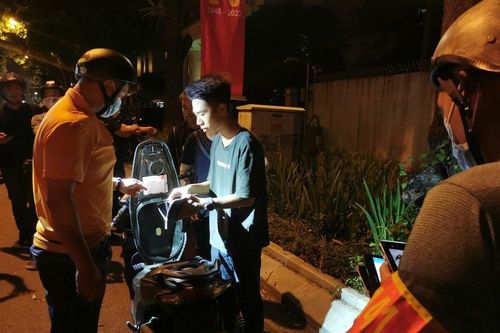 141 hóa trang xử lý nhiều quái xế, bắt nhiều bình 'bóng cười'