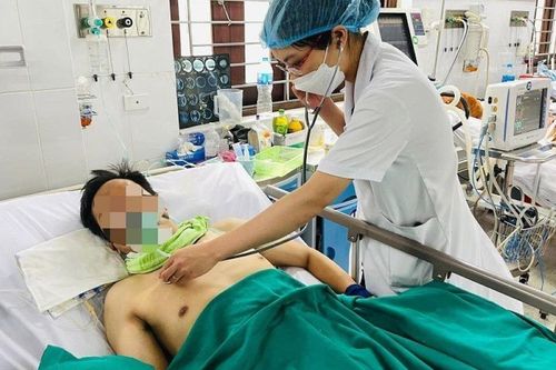 Người đàn ông đột ngột mờ hai mắt, khó thở sau khi uống rượu liên tục