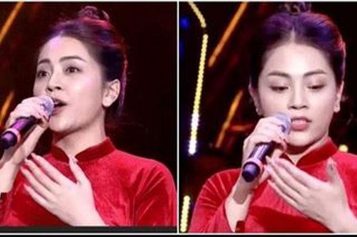 Nữ ca sĩ quên lời, chép ra tay trên sóng trực tiếp gây 'sốt' mạng xã hội