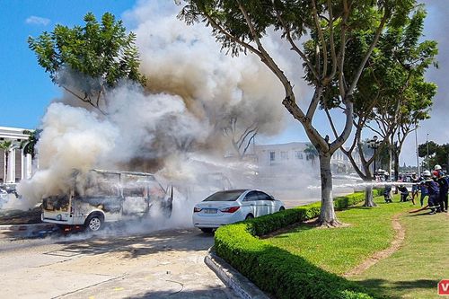 Hai xe ô tô bất ngờ bốc cháy, thực khách dự tiệc cưới phát hoảng