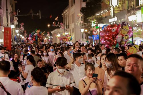 Phố đi bộ Hồ Gươm đông kín người ngày nghỉ lễ