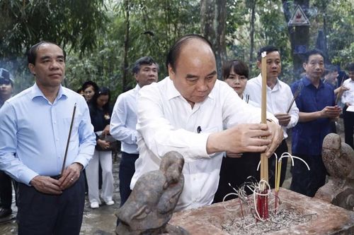 Chủ tịch nước Nguyễn Xuân Phúc dâng hương tại Khu di tích Quốc gia đặc biệt Tân Trào