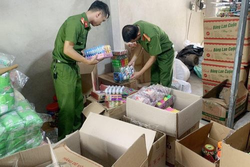 Hà Tĩnh: Liên tiếp phát hiện các cửa hàng bánh kẹo vi phạm an toàn vệ sinh thực phẩm