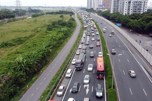 Cửa ngõ vào Hà Nội ùn tắc kéo dài ngày cuối nghỉ lễ