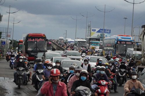 Người dân ùn ùn trở lại TPHCM sau lễ, các cửa ngõ, sân bay đông đúc