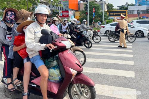 Người dân lỉnh kỉnh đồ đạc quay lại Thủ đô, cửa ngõ phía Nam tắc cứng