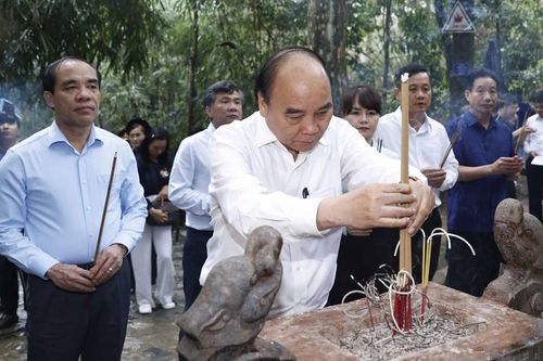Chủ tịch nước dâng hương tại Khu di tích Quốc gia đặc biệt Tân Trào