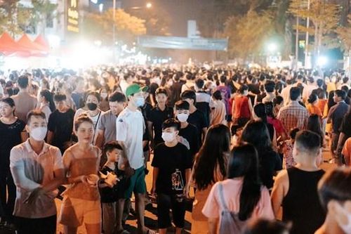 Người dân lưu luyến khi kết thúc phiên chợ đêm và phố đi bộ tại TP Hà Tĩnh