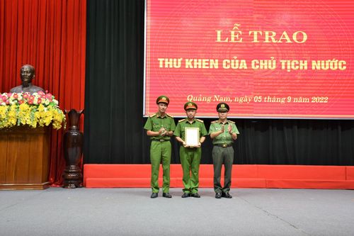 Trao Thư khen của Chủ tịch nước cho lực lượng cứu hộ thầy và trò bị mắc kẹt do lũ