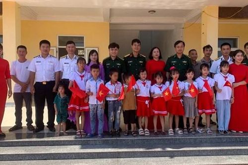 Học sinh nơi đảo tiền tiêu xa nhất hân hoan đến trường