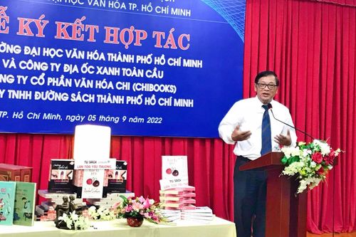 Tặng tủ sách, trao học bổng cho sinh viên xuất bản, phát hành