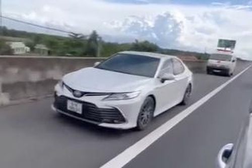 Xe Camry chạy vào làn dừng khẩn cấp, chặn đầu xe cứu thương