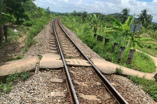 Băng qua đường ngang, một người đàn ông bị tàu hỏa tông tử vong