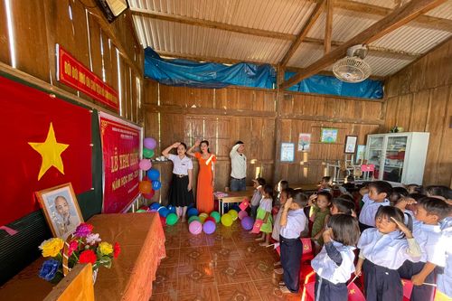 Xúc động hình ảnh khai giảng trên đỉnh Ngọc Linh