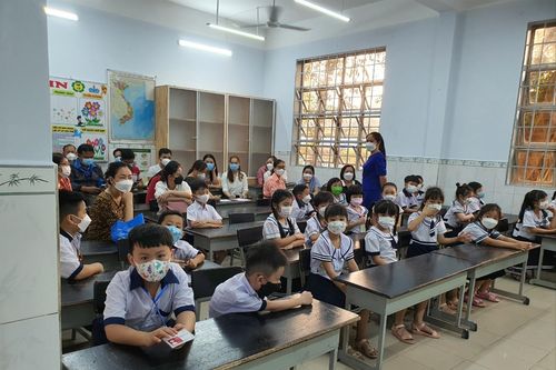 Nan giải bài toán học sinh tăng, giáo viên thiếu