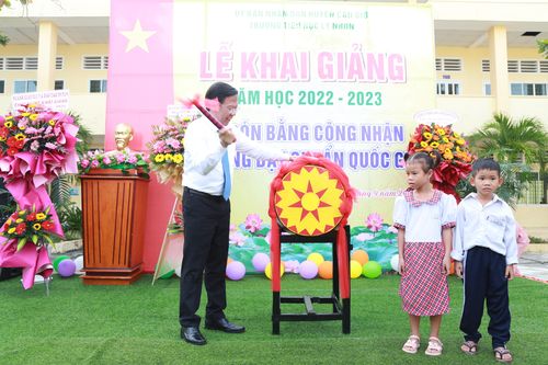 Chủ tịch TPHCM mời học sinh lớp 1 cùng thực hiện nghi thức đánh trống khai trường