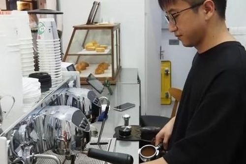 'Cơn sốt' người trẻ tự mở tiệm ở thành phố có nhiều quán cà phê nhất thế giới