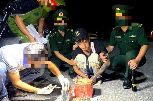 Bắt thanh niên đi xe máy chở 2kg ma túy đá