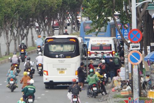 TP.HCM cấm xe khách vào nội đô: Có dẹp được xe dù, bến cóc khắp ngả?