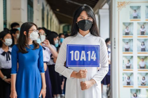 Nữ sinh rạng rỡ trong tà áo dài trắng ngày khai trường