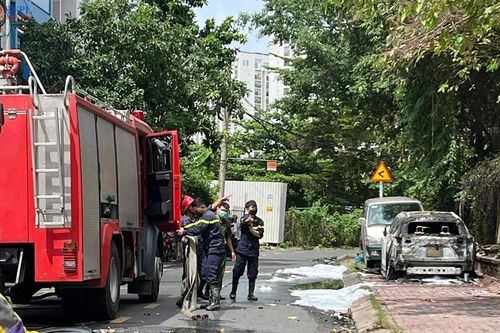 Ôtô 7 chỗ đang đậu bất ngờ bốc cháy dữ dội