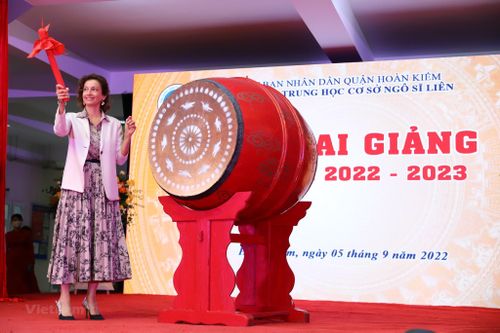 TGĐ UNESCO đánh trống khai giảng năm học mới tại THCS Ngô Sĩ Liên