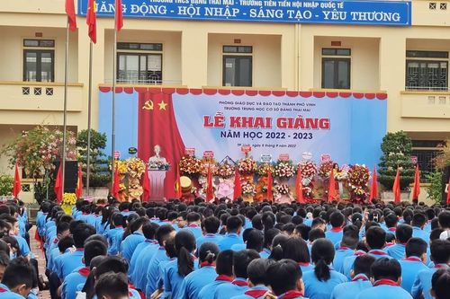 Học sinh miền Trung khai giảng năm học mới