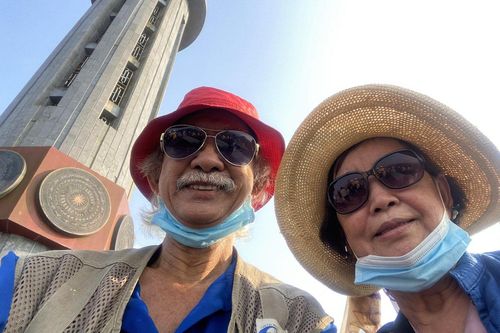Cụ ông 73 tuổi chở vợ đi phượt khắp nơi: 'Càng đi, càng thấy khỏe'