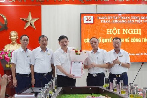 Trao quyết định chuẩn y Bí thư Đảng ủy Công ty Tuyển than Hòn Gai - Vinacomin