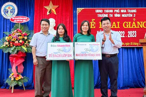 Báo Khánh Hòa và các đơn vị tặng tủ sách và học bổng cho Trường Tiểu học Vĩnh Nguyên 3