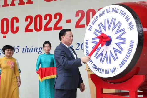 Bí thư Thành ủy Hà Nội Đinh Tiến Dũng đánh trống khai giảng năm học mới