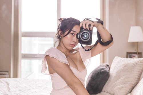 Bỏ tiền triệu mua 1 bộ quần áo, chụp ảnh, rồi không bao giờ mặc lại
