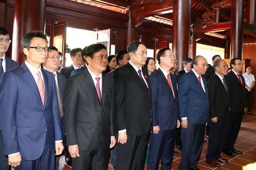 Chủ tịch nước Nguyễn Xuân Phúc dâng hương tưởng niệm Chủ tịch Hồ Chí Minh và dự Lễ kỷ niệm 120 năm Ngày sinh Tổng Bí thư Lê Hồng Phong tại Nghệ An