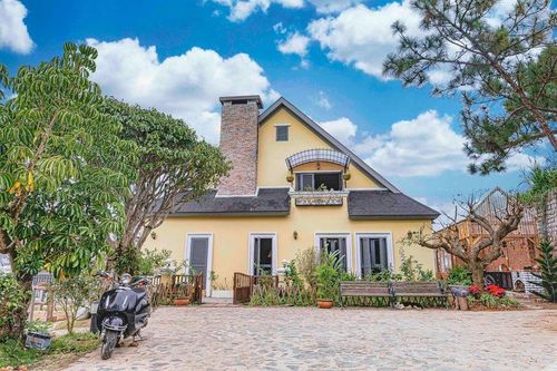 Biệt thự phong cách Pháp với khu vườn 3.000m2 trồng hoa trái thuần tự nhiên