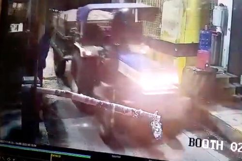 Đoàn xe chở cát lậu táo tợn 'thông' trạm thu phí, nhân viên bất lực đứng nhìn