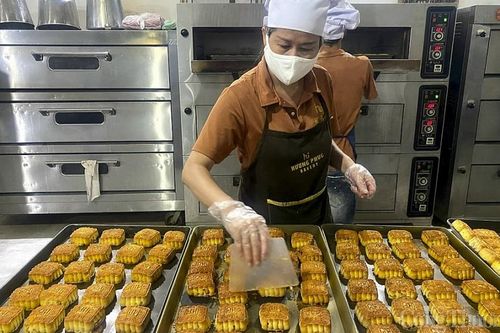 Bánh trung thu thủ công vẫn hút khách