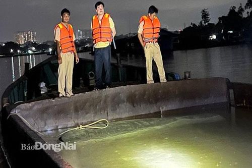 Bắt giữ nhiều ghe hút, vận chuyển cát trái phép trên sông Đồng Nai