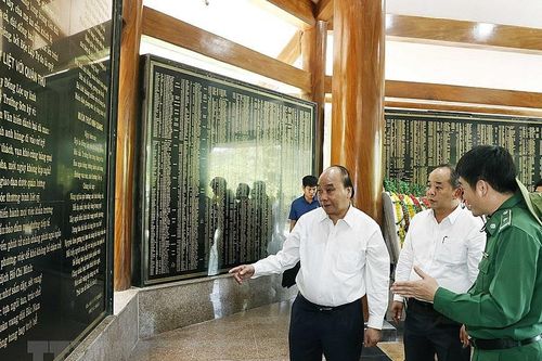 Chủ tịch nước Nguyễn Xuân Phúc dâng hương tưởng niệm tại Ngã ba Đồng Lộc