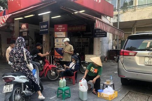 Hà Nội: Cây xăng hết hàng, khách hàng phải mua xăng lẻ ngoài luồng với giá cao