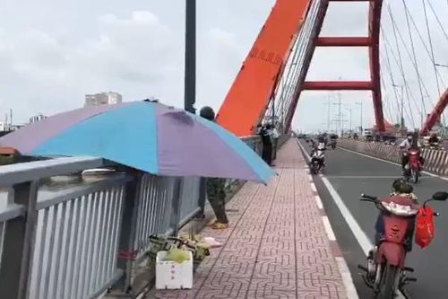 Tân sinh viên đại học bần thần giây lát rồi nhảy cầu Bình Lợi