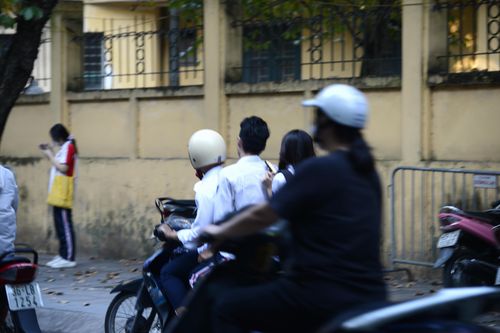 Hà Nội: Tái diễn tình trạng học sinh đi xe máy, xe điện vi phạm luật giao thông