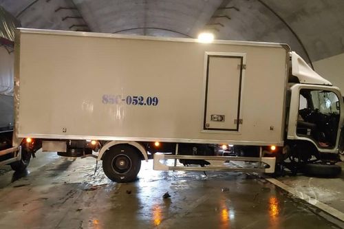 Xe tải nổ lốp, hầm cao tốc Đà Nẵng - Quảng Ngãi ách tắc