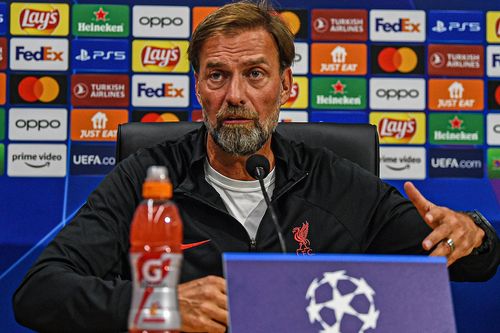 HLV Liverpool nổi điên với phóng viên vì câu hỏi vô duyên trước trận gặp Napoli