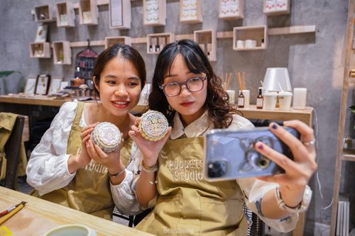 Giới trẻ Hà Nội say mê tự tay vẽ hộp bánh trung thu bằng gốm