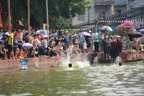 Hàng nghìn người vây kín ao chùa Triều Khúc xem 'nắm bưởi, bắt vịt'