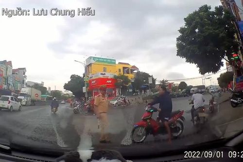 Thanh niên đi xe máy gan lì chặn đầu ô tô rẽ phải và cái kết khiến người xem hả hê