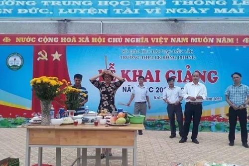 Đắk Lắk: Nhà trường lên tiếng về hình ảnh 'cúng bái' ngày khai giảng