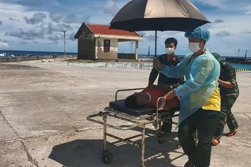 Bệnh xá đảo Song Tử Tây cấp cứu kịp thời ngư dân bị giảm áp do lặn sâu