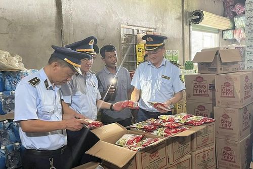 Quản lý thị trường Hà Tĩnh thu giữ 367 gói hạt nêm giả mạo nhãn hiệu Aji-ngon